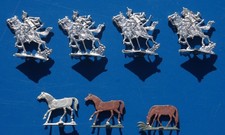 5 Reiter + 3 Pferde -