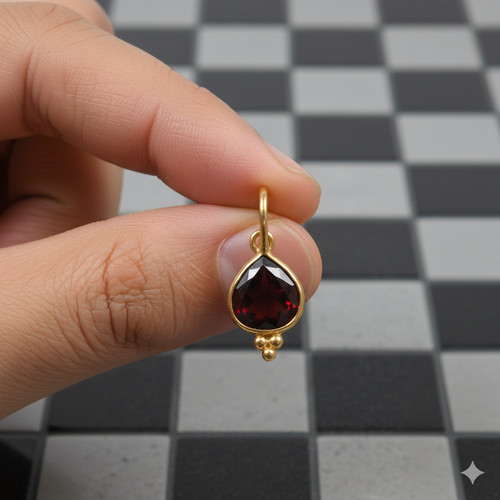 Kleiner granat gold charm - kleiner,