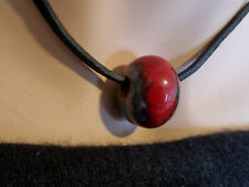 Glasierte Tonkugel am Lederband - Kette