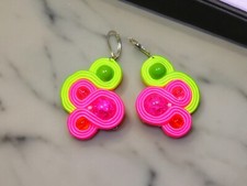 Neon-Ohrringe, hergestellt in