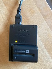 Sony Alpha 77 Akku und Ladgerät