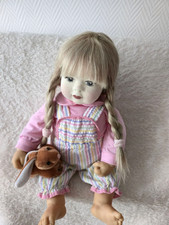 Stoffpuppe mit blonder