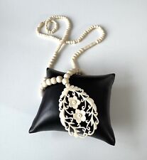 Antike Kette mit geschnitztem Anhänger  Hirschhorn, elfenbeinfarben 72cm lang