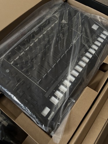 Roland tr8s synthesizer - roland,