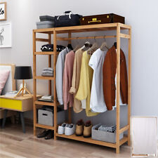 Hölzerne Kleiderständer