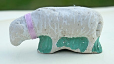 Mäh, uraltes Krippenschaf aus Stuckgips, ca. 5 cm lang, mit gesenktem Kopf, weiß
