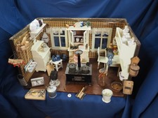 Antike Puppenküche mit viel