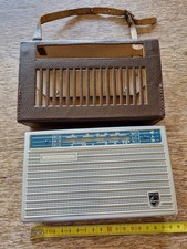 Altes Philips Transistorradio mit Lederetui und abschraubbarer Antenne