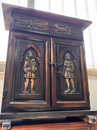 Handgeschnitzter hängeschrank - handgeschnitzter,