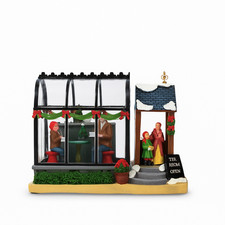 Weihnachtsdorf Miniatur „Tea Room“ – handbemalte Winterdeko mit Figuren