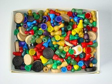 Spielzeug - Schachtel mit Mühle-Steine und verschiedene Spielerfiguren