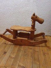 stabiles altes schaukelpferd aus Holz in gutem Zustand