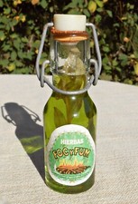 Schnapsflasche Miniatur Hierbas Foc y Fum, mit Inhalt (50 ml), H. 14 cm, Bügelv.