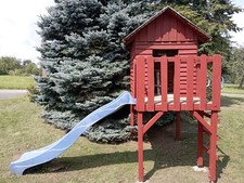 Baumhaus mit Rutsche