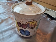 Rumtopf mit Deckel, Keramik, grau/weiß, mit Früchten verziert, ca. 22cm Höhe