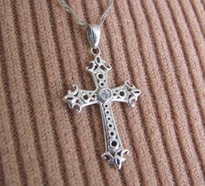 NEU 10K WEISSGOLD NATÜRLICHER ABGEBAUTER DIAMANT KREUZ ANHÄNGER HALSKETTE (19 Zoll)