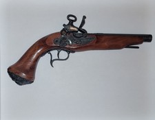 Alte Pistole mit Holzgriff