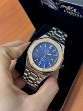 Herrenuhr aus Stahl und blauem