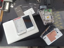 Padfone-Station P05 plus drei Smartphones (Padfone)