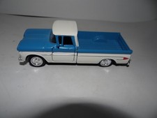 ROAD CHAMPS CHEVROLET APACHE PRITSCHE 1961 MODELLAUTO 1:43 SAMMLER MODELL
