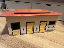 Schleich Stall Pferdestall 40164 Reiterhof/Horseclub Holz original Karton