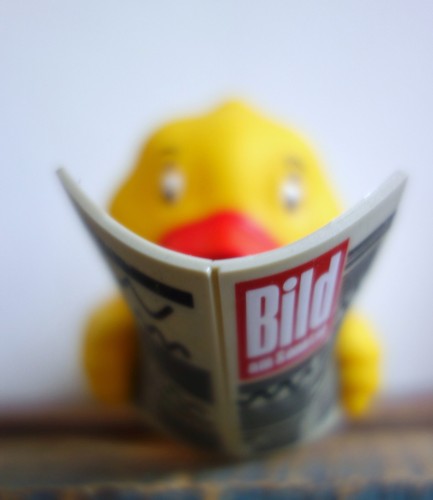 Bild zeitung lesende badeente - zeitung,