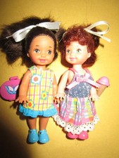 B-485) ZWEI ORIGINALE BARBIE SHELLY PÜPPCHEN MATTEL VOLL BEKLEIDET+TASCHE+EIS