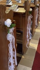 Hochzeit | Festliche Deko für Kirchenbänke | 22 Einzelrosen mit Schleifen|Perlen
