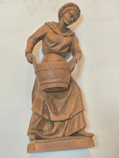 Schöne geschnitzte Holzfigur – Frau mit Holzfass – Handarbeit, feine Details