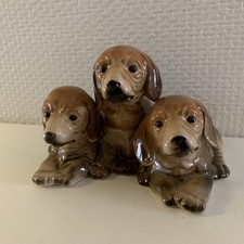 Alte Porzellanfigur von NEUNDORF, 3 Welpen/Hunde