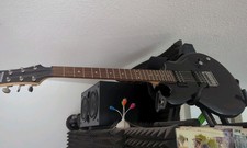 Ibanez Gio E-Gitarre, Schwarz mit Ständer