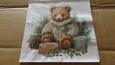 3 Cocktail-Servietten 25cm: Teddy mit warmen Pullover sitzt bei Geschenken....