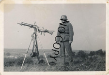 Foto WK2 -   Wehrmacht Soldat mit MG aus Ständer zu Flugabwehr Sicherung   X88