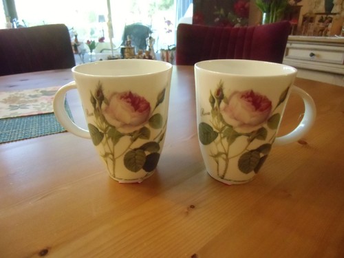 Zwei große kaffeetassen - zwei, von