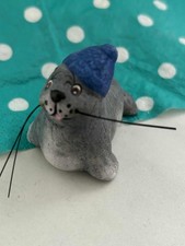 Robbe maritime Deko Figur ca. 5,5x5x4cm blau grau Keramik Seehund mit Mütze