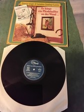 LP Ronny Es Hängt Ein Pferdehalfter An Der Wand