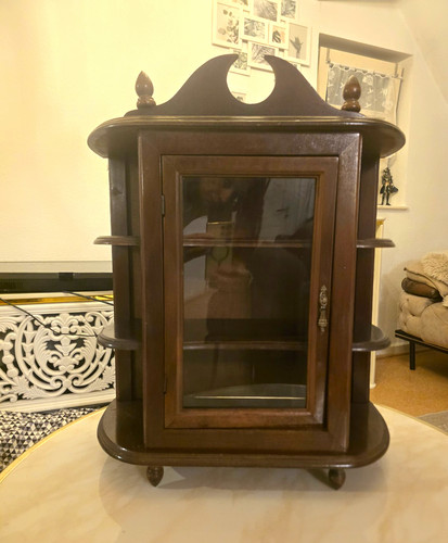 Holzvitrine braun mit