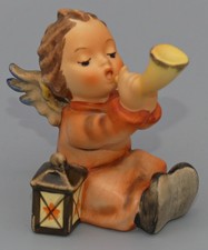 HUMMEL GOEBEL FIGUR ENGEL MIT HORN UND LATERNE SITZEND 359 1960