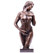 Bronze Skulptur Akt einer Frau Nackt – Moderne weibliche Figur auf Marmorsockel