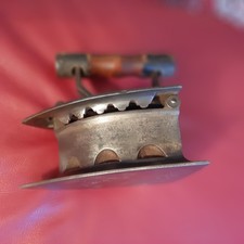 antikes altes Bügeleisen aus