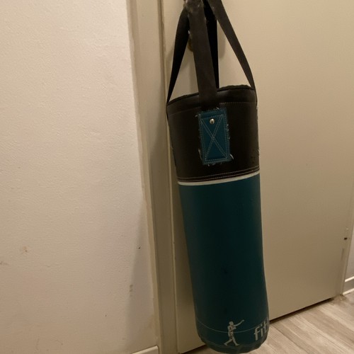 Hängender boxsack grün aus - boxsack,