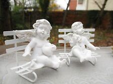 Engel Putte weiß auf Bank