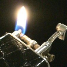 Altes Benzin Feuerzeug (