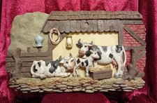 Wandbild aus Gießmasse, idyllischer Kuhstall, 33*18 cm, bunt.