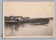 Frachtschiff mit Holz aus der Schweiz auf dem Rhein - Altes Foto 1950er