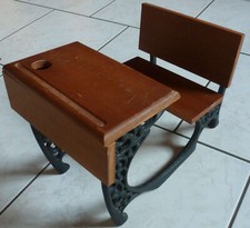 Nostalgische Puppen-Schulbank aus Gußeisen,