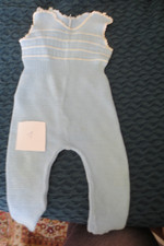 alte Puppenkleidung:  Hellblauer Strampler mit weißen Streifen, Länge 42 cm