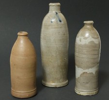 3 alte kleine Tonflaschen