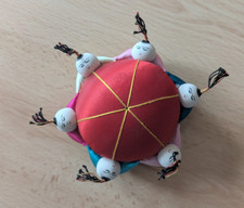 Nadelkissen rot chinesisch mit 6 Chinesen, Vintage, 60er Jahre, ø 7 cm