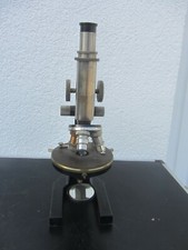 Altes Mikroskop mit Kiste